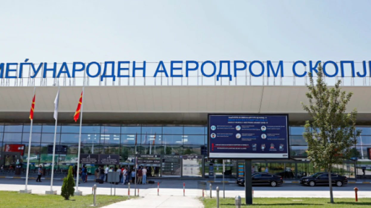Kaos në aeroportin e Shkupit, përleshje mes pasagjerëve