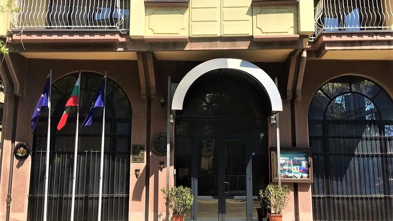 Koktej molotovi hidhet para Ambasadës së Bullgarisë në Shkup