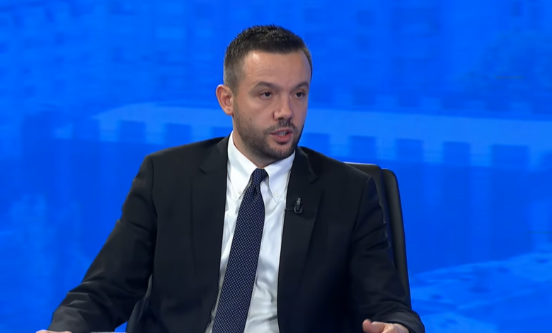 Tahir Tahiri ironizon Vetëvendosjen: ‘Ju kanë kap dridhnet…’