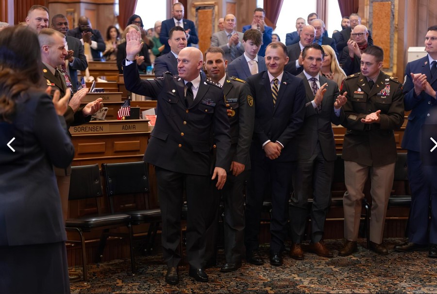 Me duartrokitje dhe nderime, Gjenerali Bashkim Jashari pritet në Gardën e Ajovas(VIDEO)