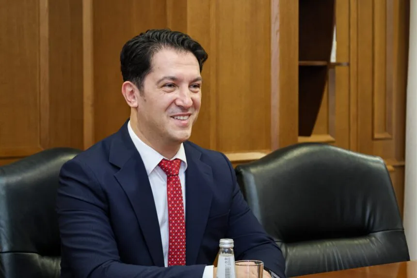 Sali: Përfaqësimi i shqiptarëve në administratë rritet me 0.5%