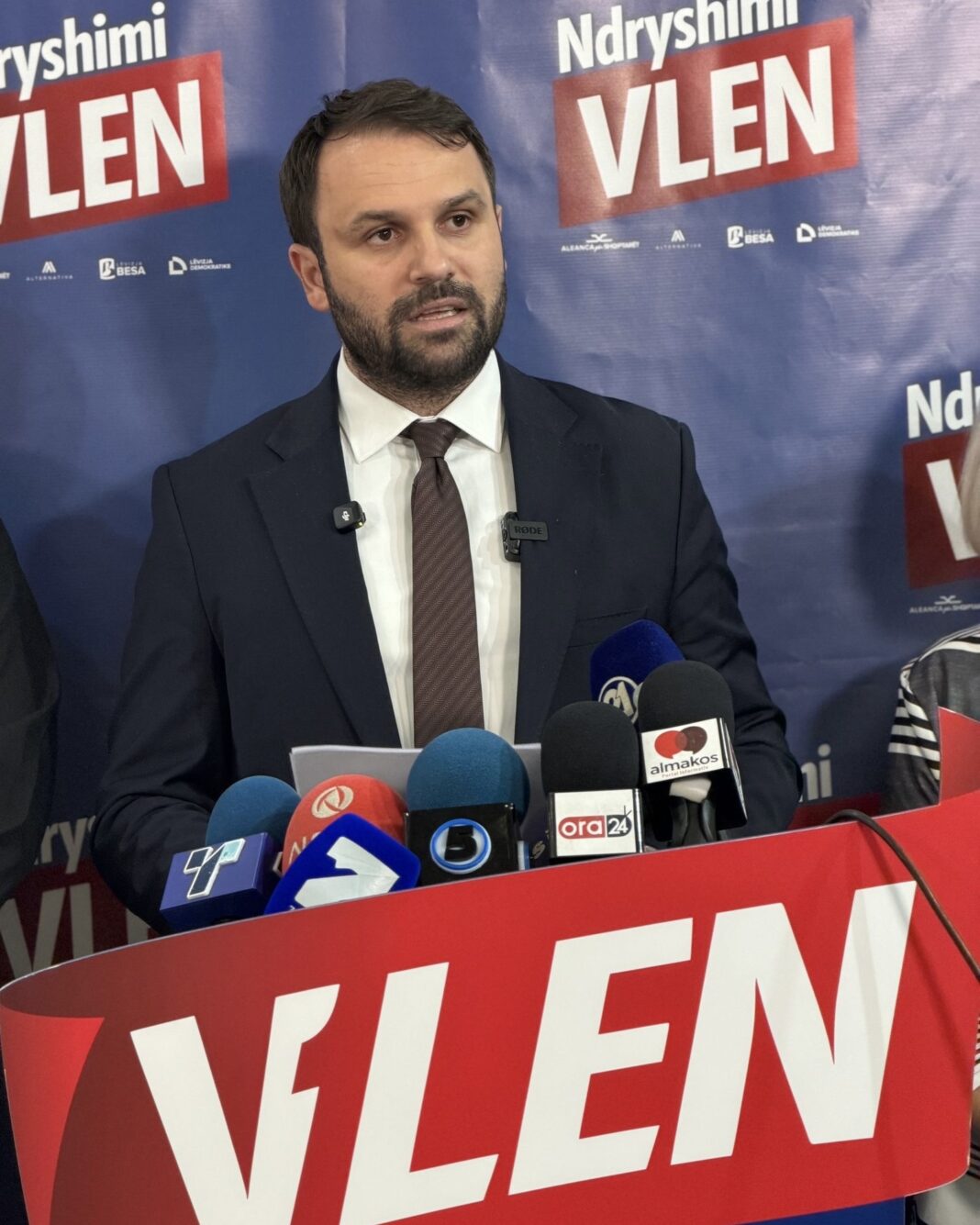 Durmishi: “Ali Ahmeti fshihet pas studentëve dhe manipulon me gjuhën shqipe”