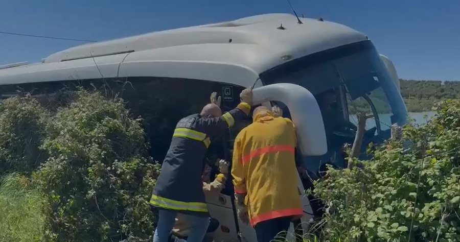 Zvërnec: Autobusi i nxënësve del nga rruga dhe shkakton bllokim trafiku