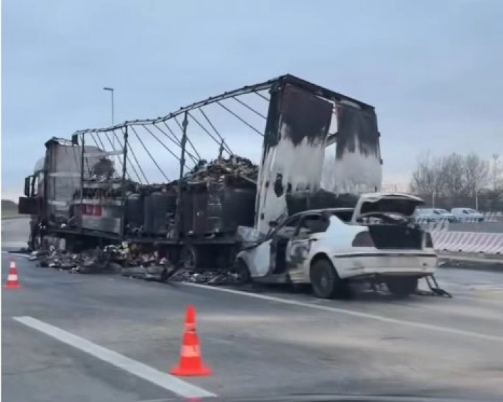 Aksident i frikshëm në Shkup – Dy automjete përfshihen nga flakët!