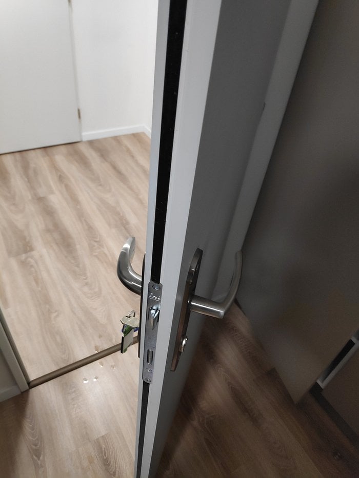 Në vend që t’ia montazhojnë dyertë, ia ‘avulluan’ 600 euro