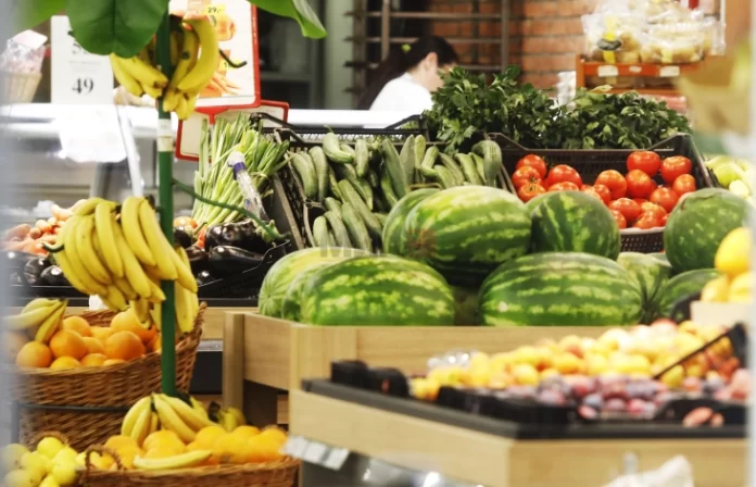 Rriten çmimet e fruta-perimeve, diferenca të theksuara mes tregjeve dhe marketeve