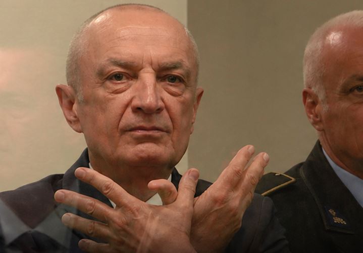 Ilir Meta në seancë gjyqësore: Gjesti i shqiponjës dykrenare tërheq vëmendje