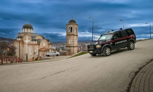 Ushtarët italianë të KFOR-it patrullojnë zonat veriore të vendit