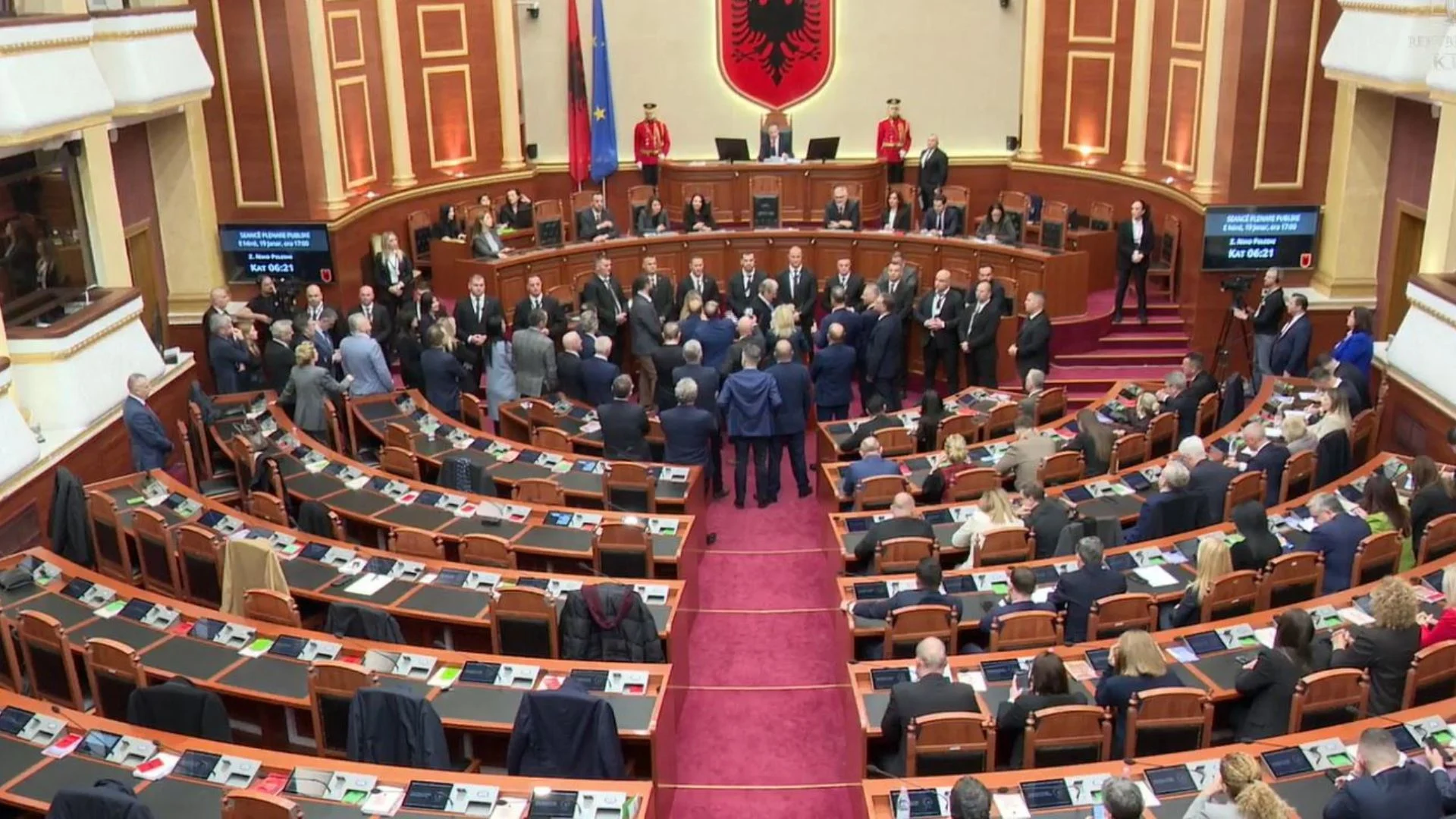 Seanca e re parlamentare nis me tensione, opozita bllokon foltoren