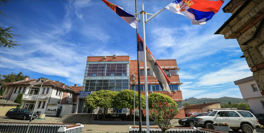 Punonjës të institucioneve serbe në Kosovë raportojnë shkarkime me motive politike
