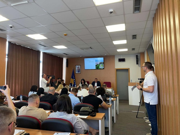Asamblistët në Mitrovicën e Veriut votojnë për largimin e “Unë e dua Mitrovicën”