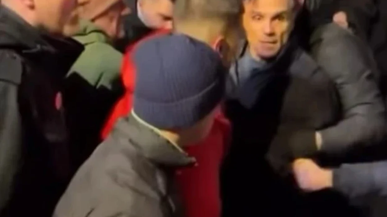 Flamuri shqiptar ndez tensione në protestën e Novi Sadit (VIDEO)