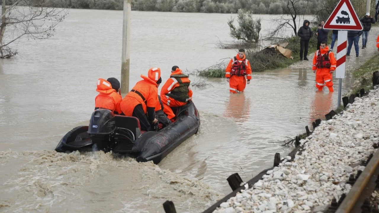 Përmbytje të mëdha në Shqipëri: 13 mijë hektarë tokë dhe 1.587 banesa nën ujë