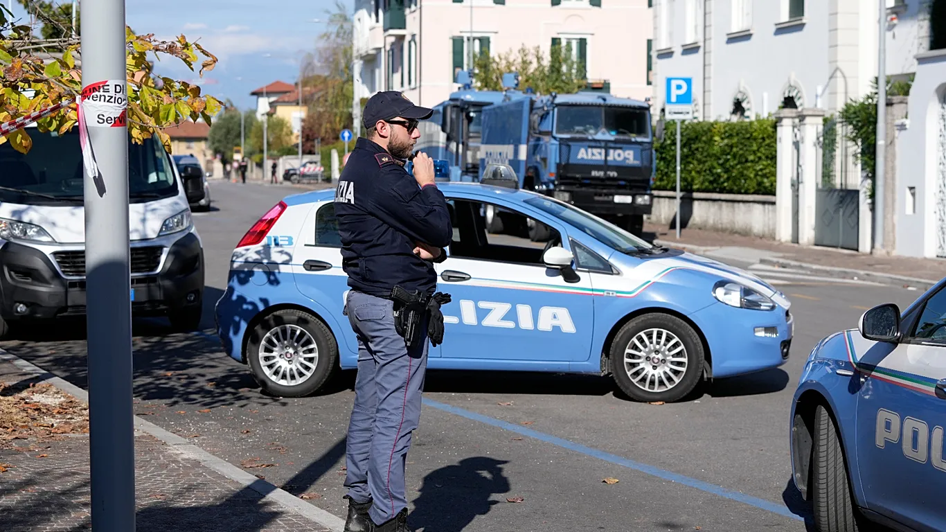 Itali: Makina përplaset me këmbësorë në Modena, raportohet për të lënduar