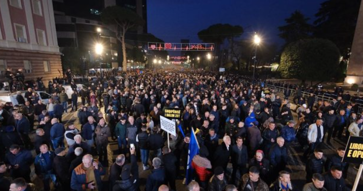 PD proteston sot para Kryeministrisë, paralajmërohen bllokime rrugësh