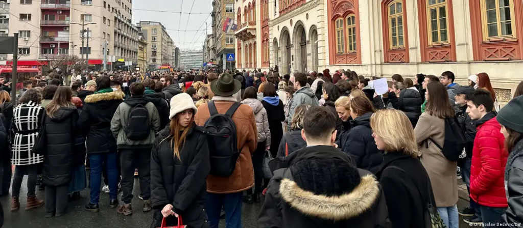 Protesta në Serbi kundër autoritarizmit të Vuçiçit