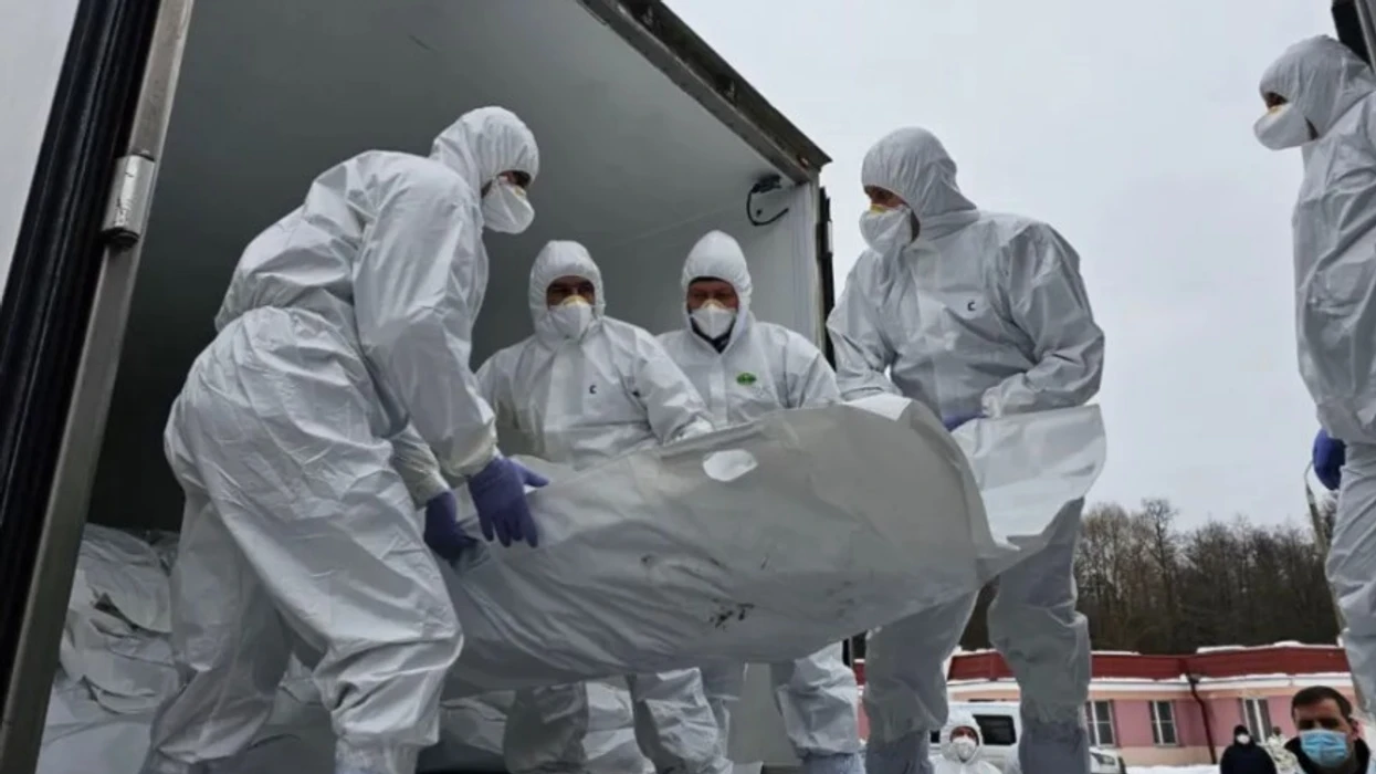 Mbi 1,000 ushtarë të rënë kthehen në atdhe pas marrëveshjes Moskë–Kiev