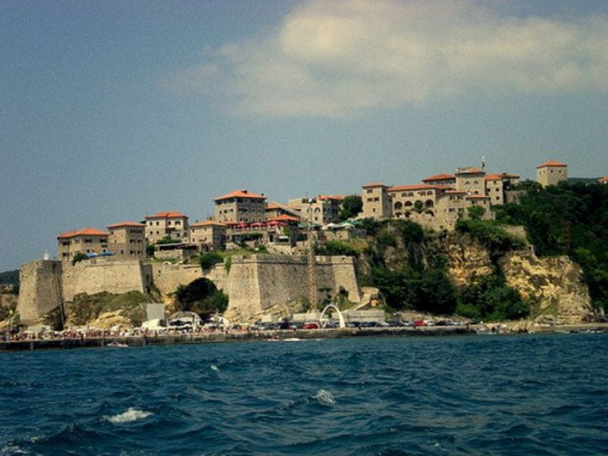 “Pa bikini në qytet”, Ulqini miraton rregulla të reja për veshjen publike