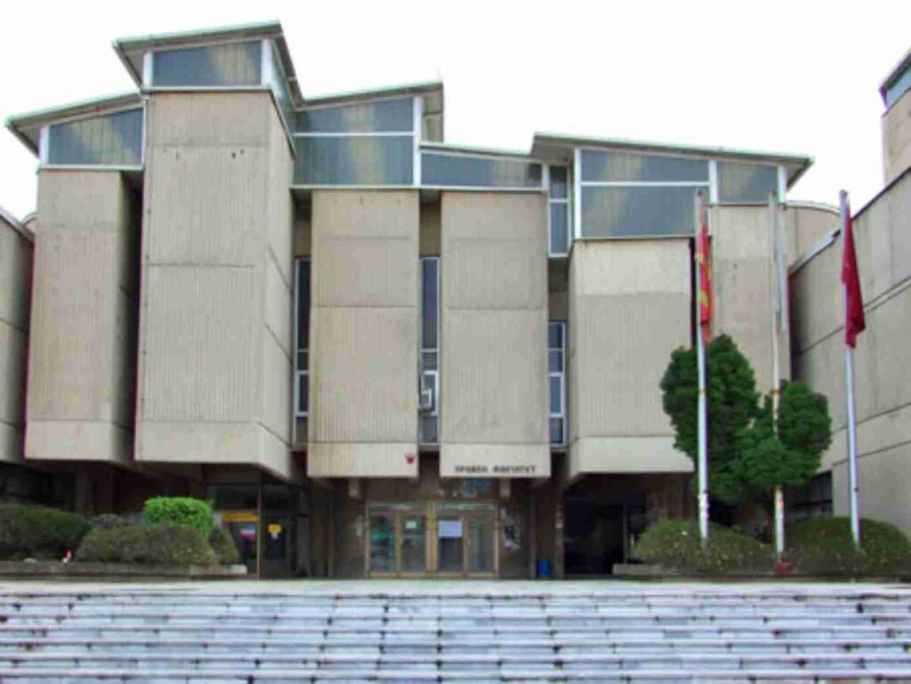 Skandal akademik: Fakulteti i Filozofisë regjistron kandidatë në master dhe doktoraturë pa diplomë universitare