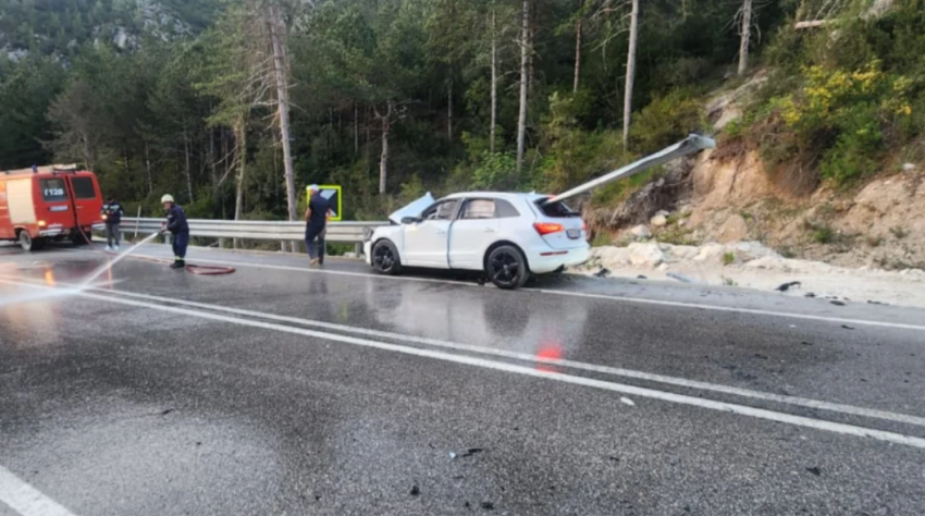 Aksident tronditës në Vlorë: Makina çahet në dysh, i riu shpëton mrekullisht