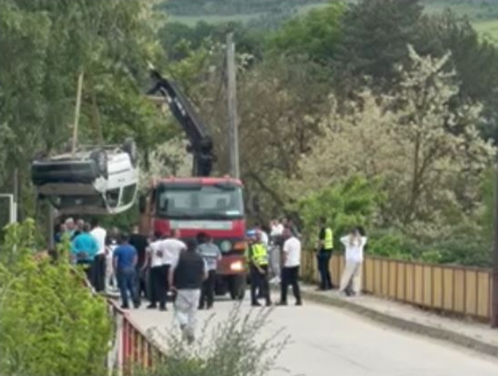 Aksident dramatik në Shkup: automjeti përfundon në Vardar, gjashtë të plagosur
