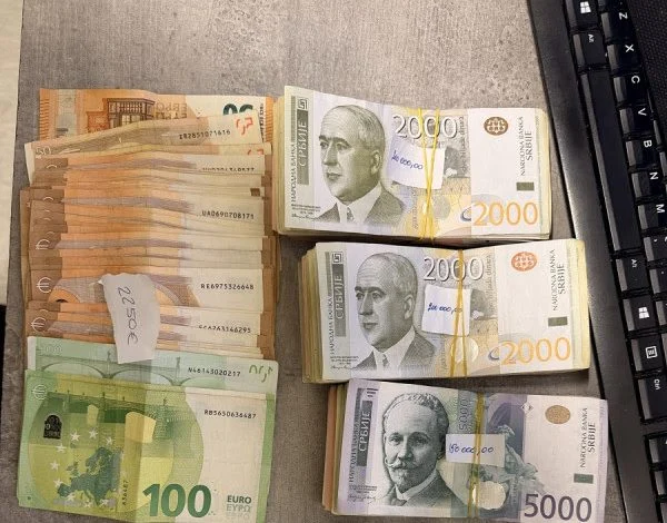 Në Jarinje zbulohet shumë e konsiderueshme eurosh dhe dinarësh serbë të padeklaruar
