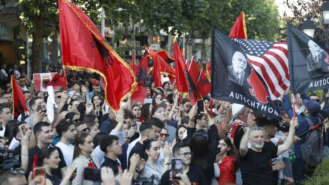 Të rinjtë protestë në Tiranë: Mbështetje për studentët shqiptarë në RMV dhe gjuhën shqipe