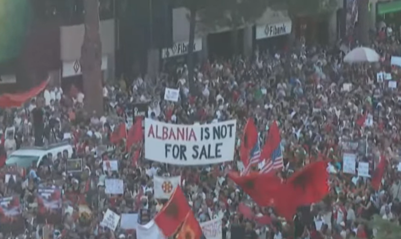 “Rama n’burg, Belinda n’burg” – Protestuesit shpërthejnë me pankarta: “Kryeministër, je i pushuar nga puna!”