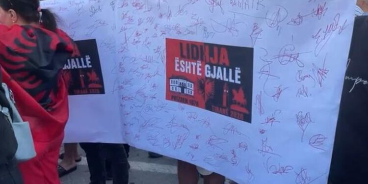 “Lidhja është gjallë” – Protestuesit firmosin aleancë të re, frymëzuar nga Lidhja e Prizrenit