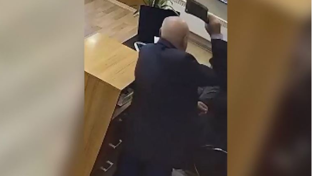 Ngjarje e rëndë në Turqi: I moshuari sulmon nëpunësin me hanxhar në zyrë